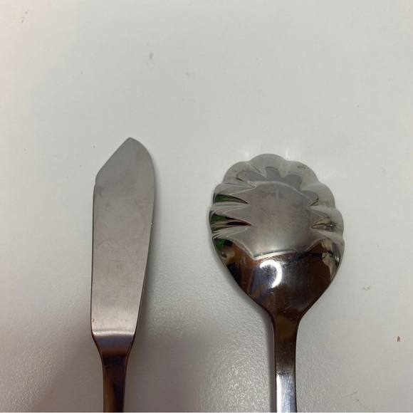 Wallace Stainless 18/10 Sugar Spoon And Butter Knife - Picture 5 of 8